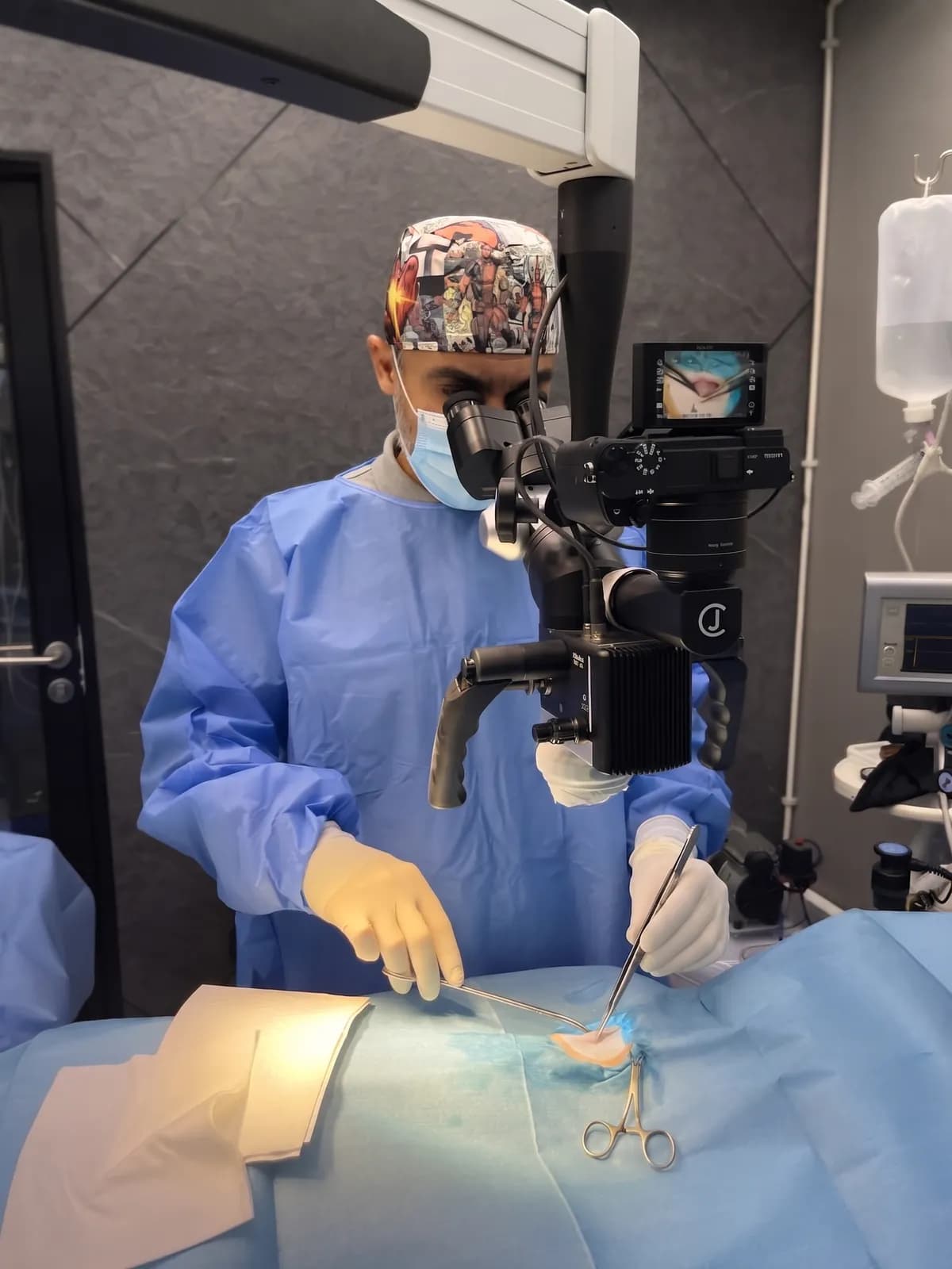 Cirujano de TopCat operando con microscopio quirúrgico